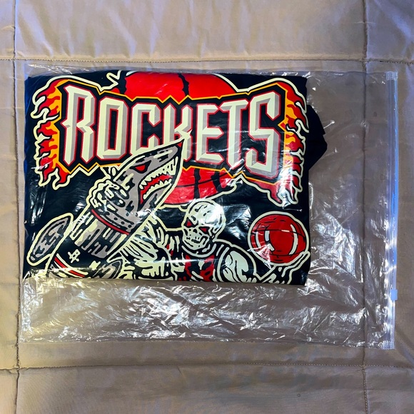 Men’s Large Houston Rockets Black NBA Short Sleeve GRAPHIC T-Shirt ROCKET MAN! - Picture 7 of 7